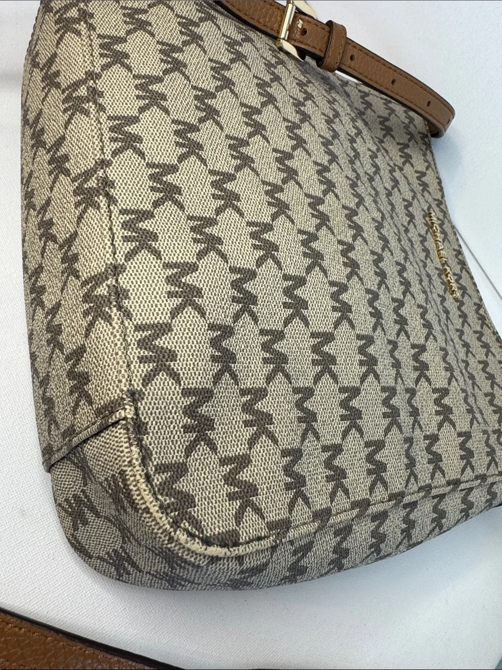 Michael Kors Jet Set Travel Messenger Bag